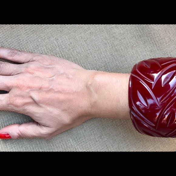 Red plastic resin leaf carved bangle. NWOT. - Picture 4 of 5